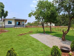 a garden with a house in the background at Himabindu Stays in Sakleshpur +15 photos