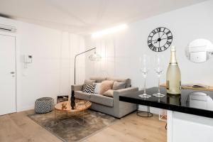 salon z kanapą i stołem w obiekcie Waou Plaza de España VI - Alquiler Corta Duración w Madrycie
