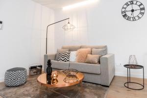 sala de estar con sofá y mesa en BNBHolder Luxury Apartment II PLAZA DE ESPAÑA, en Madrid