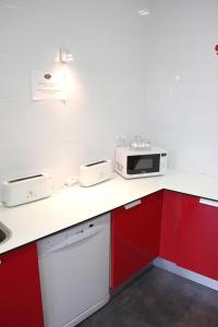 Kuchnia lub aneks kuchenny w obiekcie Botxo Gallery - Youth Hostel Bilbao