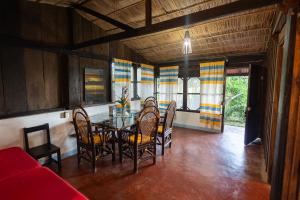 a dining room with a table and chairs at Los Amigos Ecoturismo y Reserva Natural in Catemaco