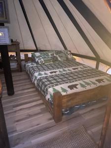 a small bed in a yurt with a bed sidx sidx sidx sidx at Issachar Tent in Duchesne