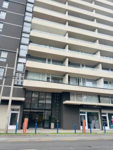a large apartment building with a parking lot in front of it at Departamento Temuco Centro in Temuco