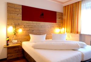 Letto o letti in una camera di Hotel Gasthof Zum Schwanen