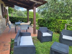 a patio with wicker chairs and a table and chairs at Farmhouse in Monte Santa Maria Tiberina with garden in Monte Santa Maria Tiberina