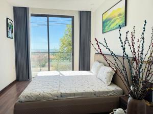 a bedroom with a bed and a large window at Tứ Thiên Homestay in Ấp Phú Tịnh (2) +8 photos