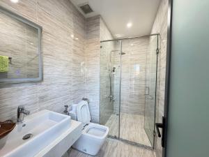 a bathroom with a toilet and a sink and a shower at Tứ Thiên Homestay in Ấp Phú Tịnh (2)