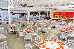 Restaurace v ubytování Grand Decameron Cornwall Beach, A Trademark All-Inclusive Resort