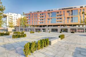 a courtyard in front of a large building at Dom & House - Apartments Brabank Old Town in Gdańsk