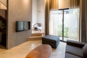 花蓮市的住宿－堤米亞民宿，客厅配有电视、沙发和椅子
