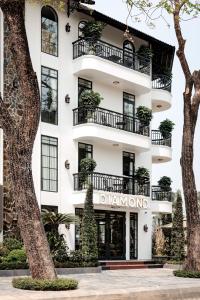 a building with a sign that reads dunedinront at Tam Coc Diamond Premium Hotel & Spa in Vũ Lâm