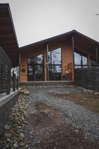 a house with glass windows and a stone driveway at Lapin Unelma in Äkäslompolo
