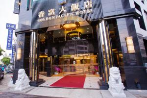 una tienda frente a un edificio con una alfombra roja en Golden Pacific Hotel, en Taichung