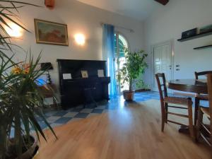 a living room with a table and a piano at B&B Ca' Vecchia in Budrio