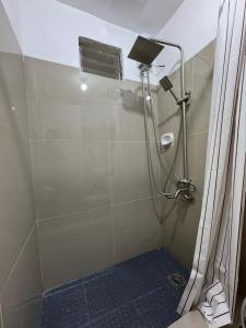 a shower with a shower head in a bathroom at Ohana Trining in General Luna