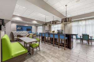 a lobby with tables and chairs and a bar at Hampton Inn Birmingham/Leeds in Leeds