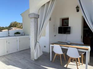 a kitchen and dining room with a table and chairs at Casa vacanza Tanaunella in Budoni
