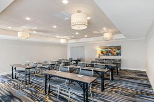 a classroom with desks and chairs in a room at Hampton Inn Milledgeville in Milledgeville +52 photos