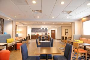 a restaurant with tables and chairs and a cafeteria at Hampton Inn Crystal River in Crystal River +41 photos