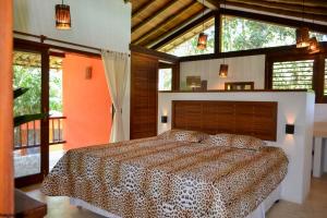 Dormitorio con cama de leopardo en una casa en Onça 1024, en Trancoso