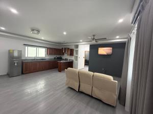 a living room with a couch and a kitchen at Edificio Z7 in San Pedro Sula +26 photos