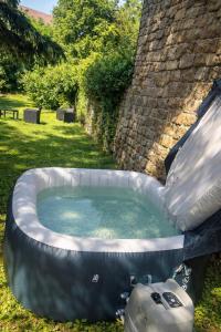 a large hot tub in a backyard with a pool at Spa Sauna et jardin 47m2 Cosy hyper centre in Boulogne-sur-Mer