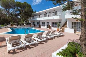 Bazén v ubytování Hostal Es Pi - Emar Hotels nebo v jeho okolí