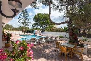 Bazén v ubytování Hostal Es Pi - Emar Hotels nebo v jeho okolí