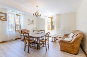 a living room with a table and chairs and a couch at Les pinsons in Parques