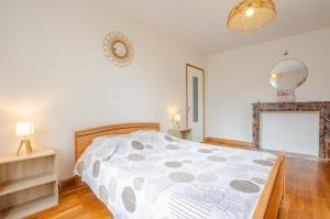 a bedroom with a bed and a mirror on the wall at Les pinsons in Parques +3 photos
