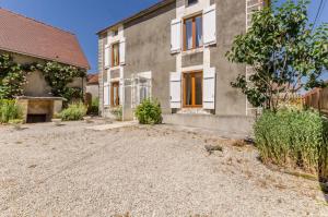 an empty driveway in front of a house at Les pinsons in Parques