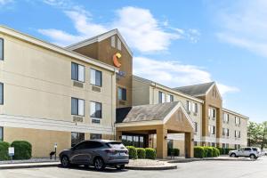 a car parked in front of a hotel at Comfort Inn Evansville East in Evansville