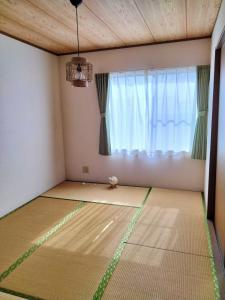 an empty room with avertisementatronatronstrationstrationstrationstrationstrationstration at Sakura Inn in Chiba