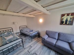 a living room with two beds and a couch at Vienna Gateway - Self Check-In 24 - free parking in Bockfließ
