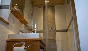 ein Badezimmer mit Dusche und einem weißen Waschbecken in der Unterkunft Pension Gerstenbrand in Fischbachau + 55 Fotos