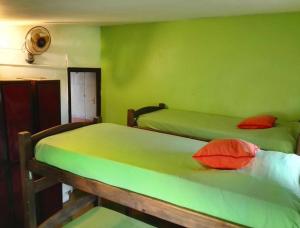 En eller flere senge i et værelse på Planet Punta del Este Hostel