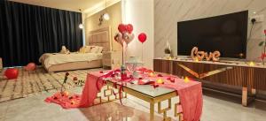 a living room with a table and a tv at روز بيلا 1 Rosa Bella in Al Jināh