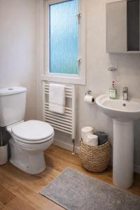 ein weißes Badezimmer mit Toilette und Waschbecken in der Unterkunft Eastington in Lapford + 25 Fotos