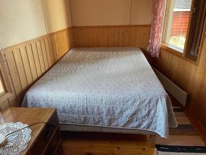 a small bedroom with a bed in a room at Vuonamo - Summer cottage in Keitele