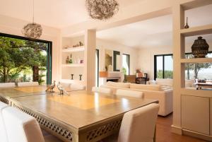 uma grande sala de jantar com uma grande mesa de madeira em Villa Rio Seco em Sintra