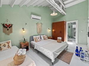 a bedroom with a bed and a couch at Hanole Macaron Guest House in Ayvalık