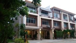een gebouw met balkons aan de zijkant bij Green House Phuket in Ban Pa Khlok