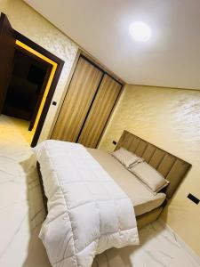 a bedroom with a bed in a small room at Apartamento Muy Lempio Organizado y Tranquilo in Nador