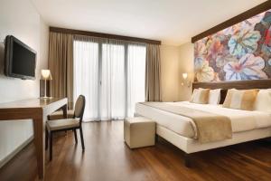 A bed or beds in a room at Ramada Plaza by Wyndham Milano