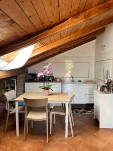 a kitchen with a wooden table and chairs at A casa dei CHICCHI in Settecamini