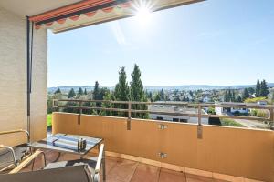 a balcony with a table and a view at Salí Homes Weinblick Beethoven - ruhige Feldlage in Obersulm