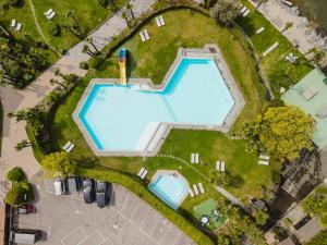 an overhead view of a swimming pool in a park at Charming Suite am Luganersee, Pool, Parkplatz in Bissone