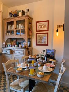 a table with food on it in a kitchen at Bed & Breakfast Esprit de Mer in De Panne