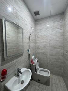 a bathroom with a sink and a toilet at Tứ Thiên Homestay in Ấp Phú Tịnh (2)