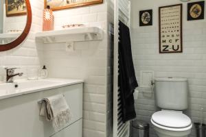 La salle de bains blanche est pourvue de toilettes et d'un lavabo. dans l'établissement My Casa - France 842, à Nice